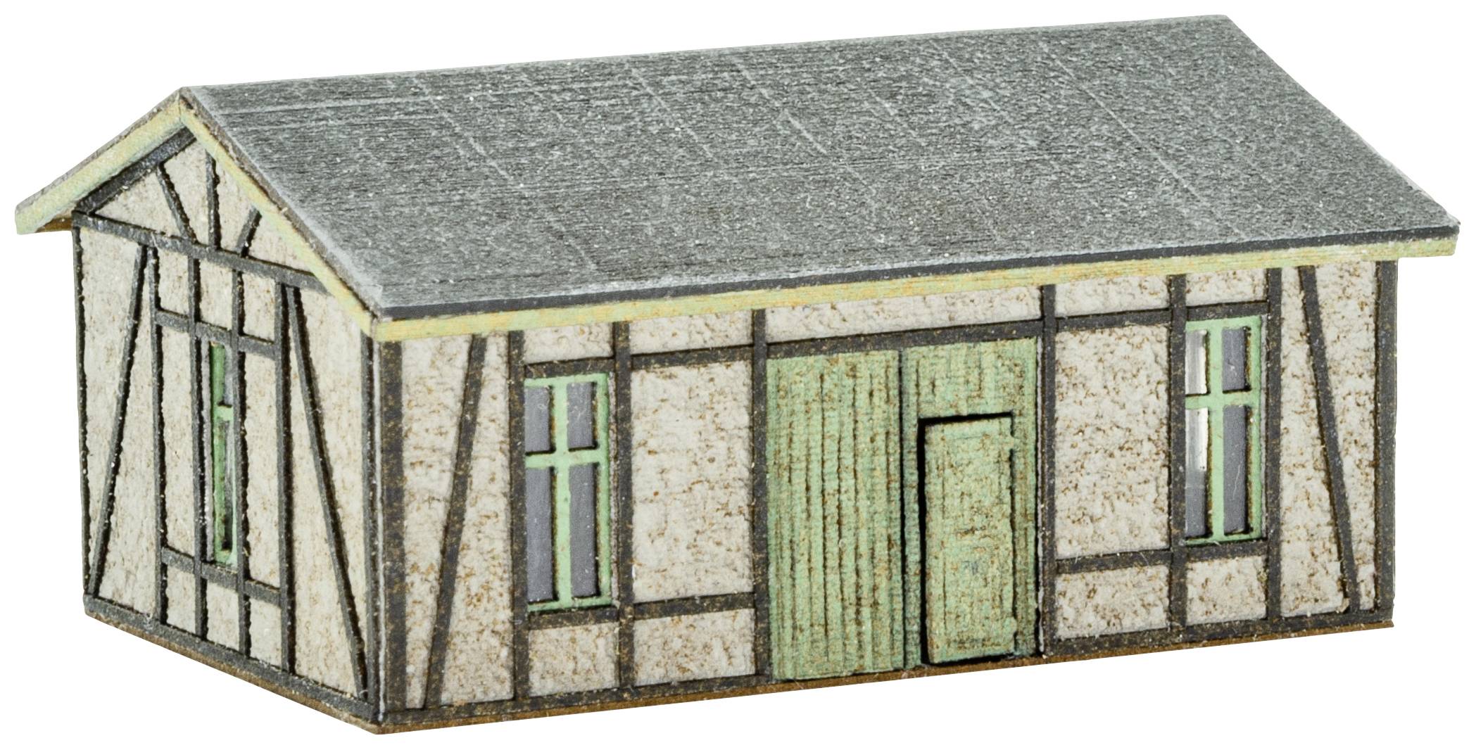 Et lille modelbyggeri i bindingsværksstil med grønmalede døre og vinduesrammer.