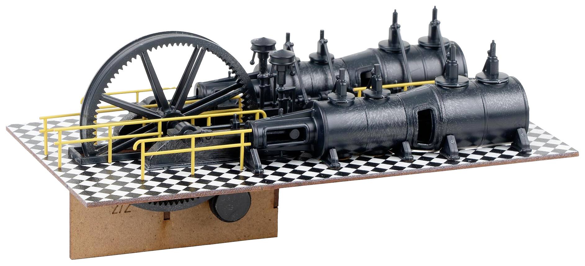 En detaljeret model af en historisk dampmaskine med et stort tandhjul og cylindre på en ternet sokkel.