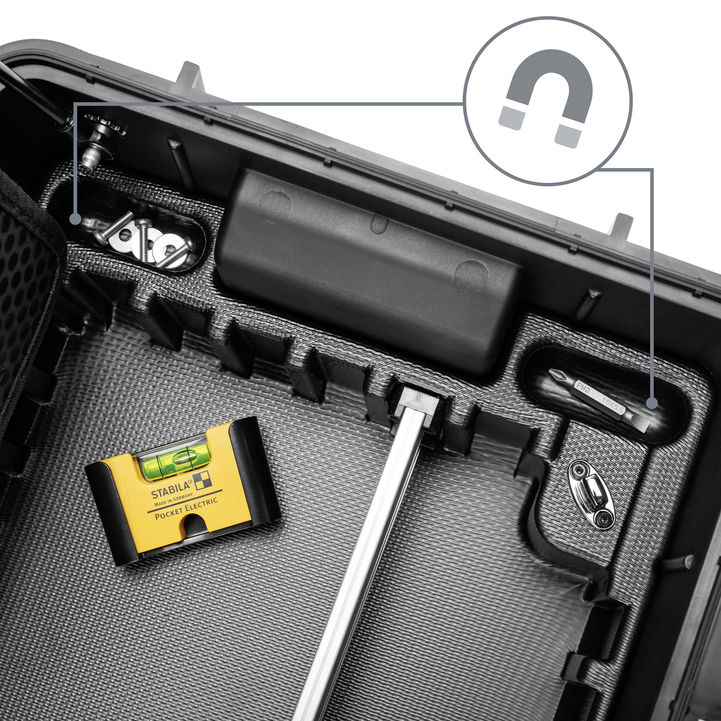 Værktøjskasse med forskellige værktøjer sikkert placeret i forprintede rum. Magnet-symbol viser magnetisk funktion.