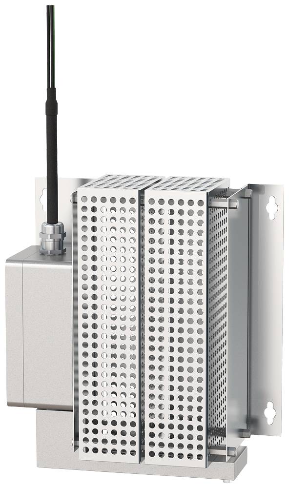 Metallisk industriel blæser med gitterdesign og antenne; til ventilation eller køling i tekniske omgivelser.