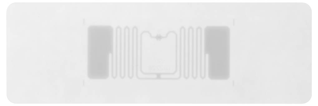 En rektangulær NFC-chip med antenne, der ligner et plaster og har et gennemsigtigt hus, til trådløs dataoverførsel.