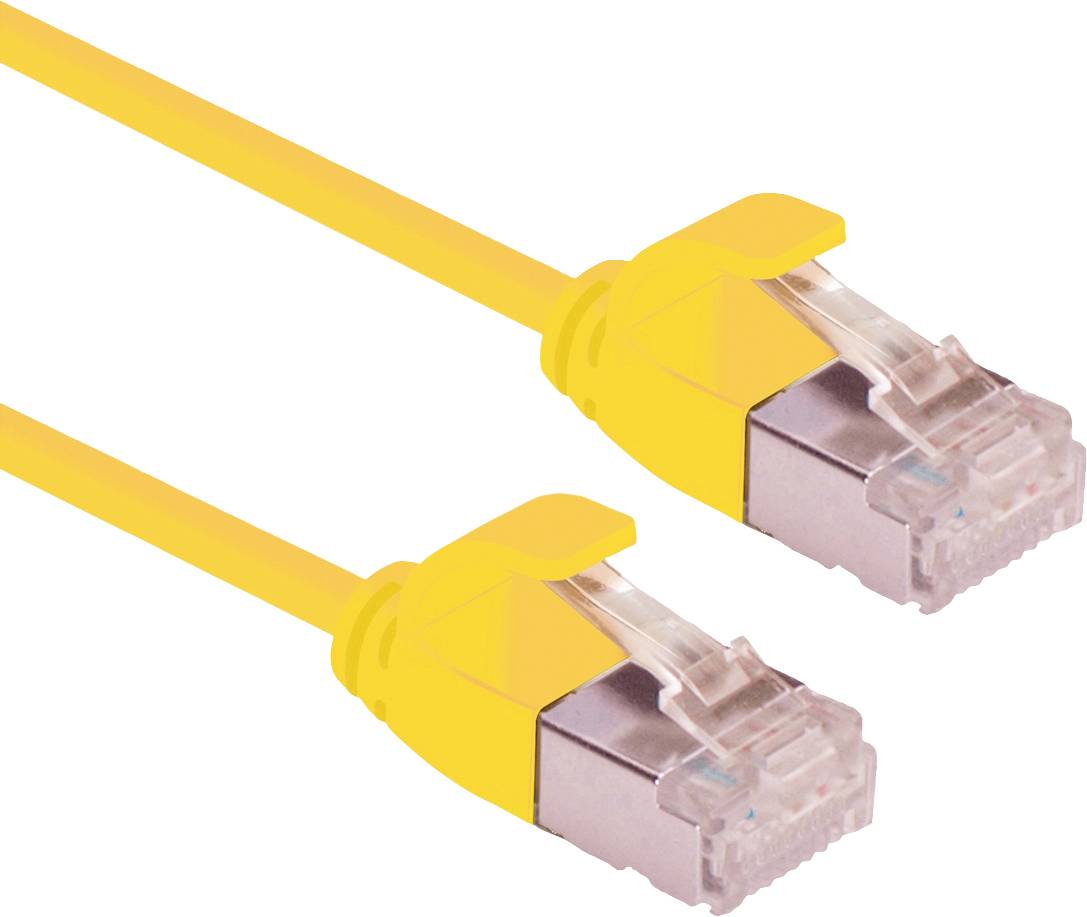 Gult Ethernet-kabel med gennemsigtige stikforbindelser i begge ender, som bruges til dataoverførsel i netværk.