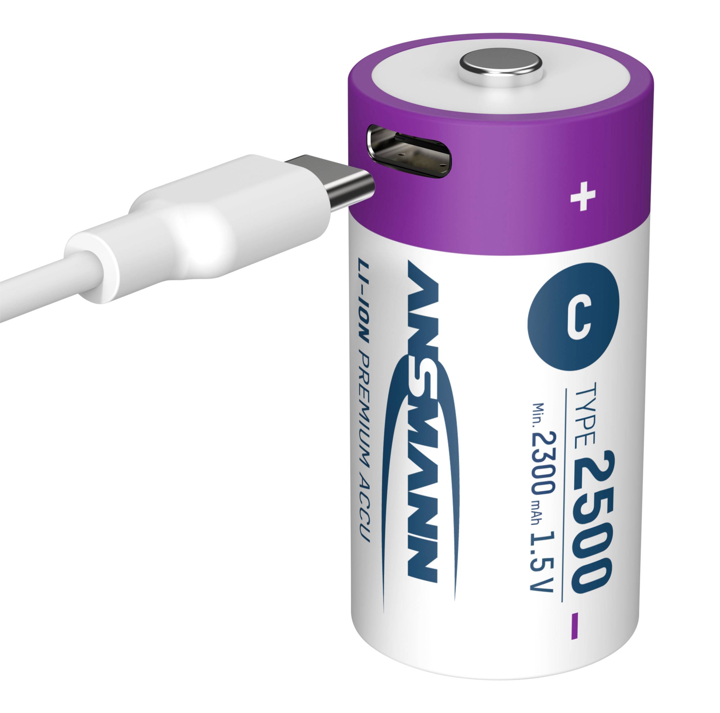 Et USB-kabel er tilsluttet et stort, genopladeligt cylinderformet batteri med påskriften 'Li-Ion' og '2500 mAh'.