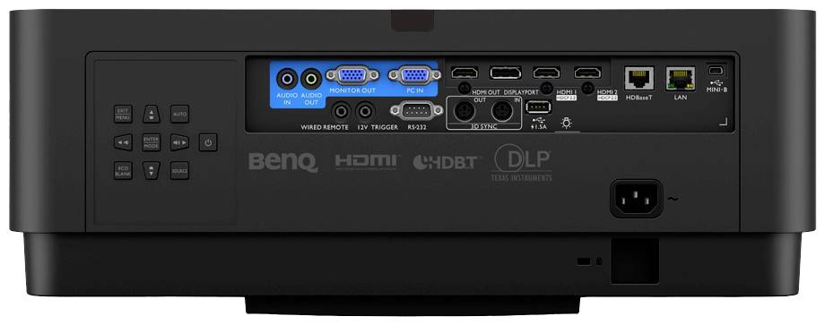 Bagsiden af en projektor med flere tilslutninger: HDMI, VGA, USB, LAN og lydstik. Input- og kontrolknapper til venstre.