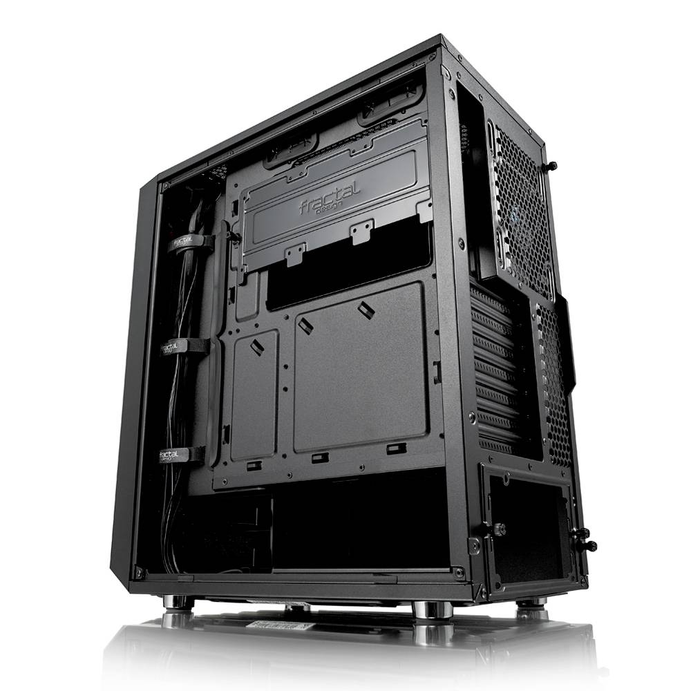Et sort computerkabinet med åben side, der viser interiøret med kabelføring, ventilationsåbninger og beslag til komponenter.