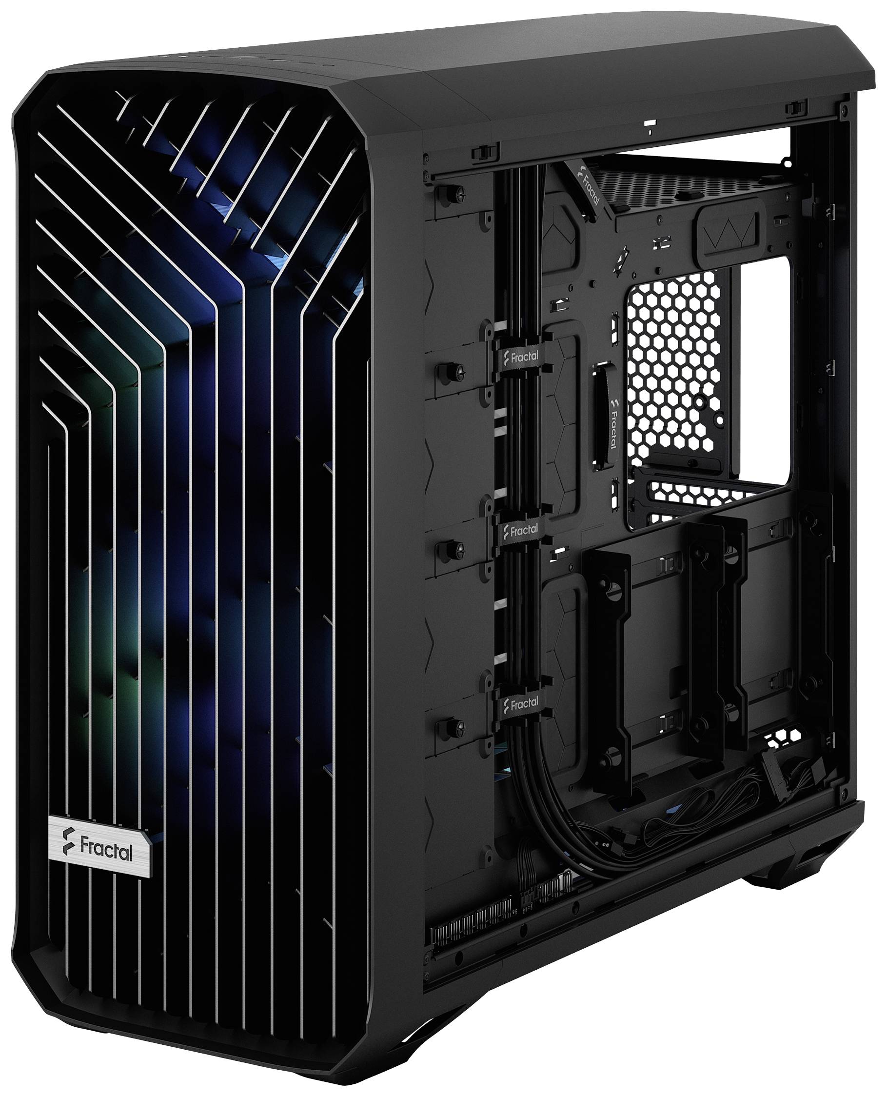 Sort PC-kabinet med åben side viser indvendig design og kabelstyringsmuligheder. Forsiden har et gitterdesign.