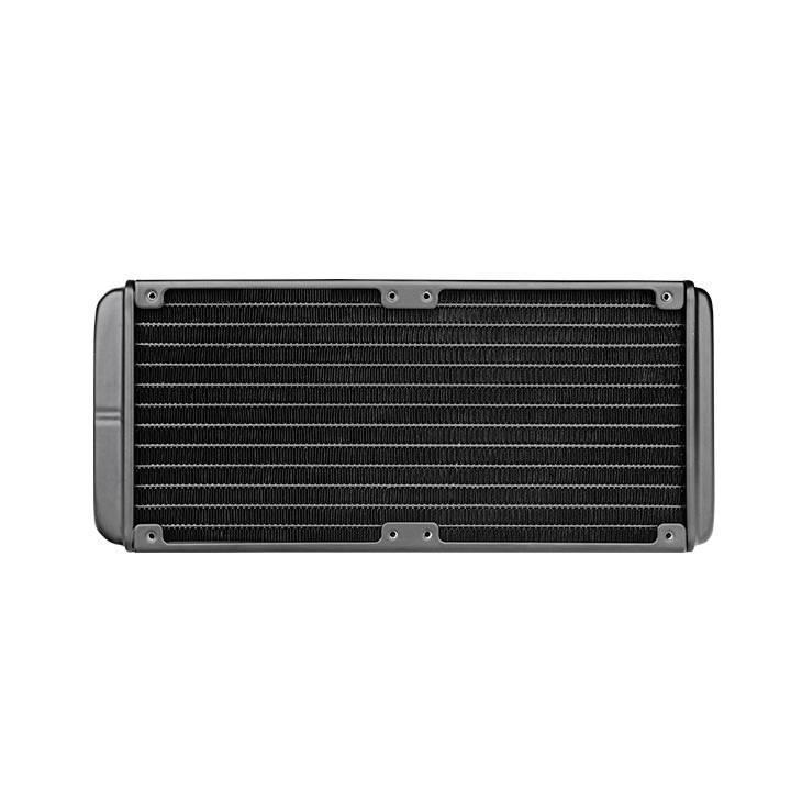 Rektangulær sort radiator med flere fine lameller til effektiv køling i elektroniske enheder.