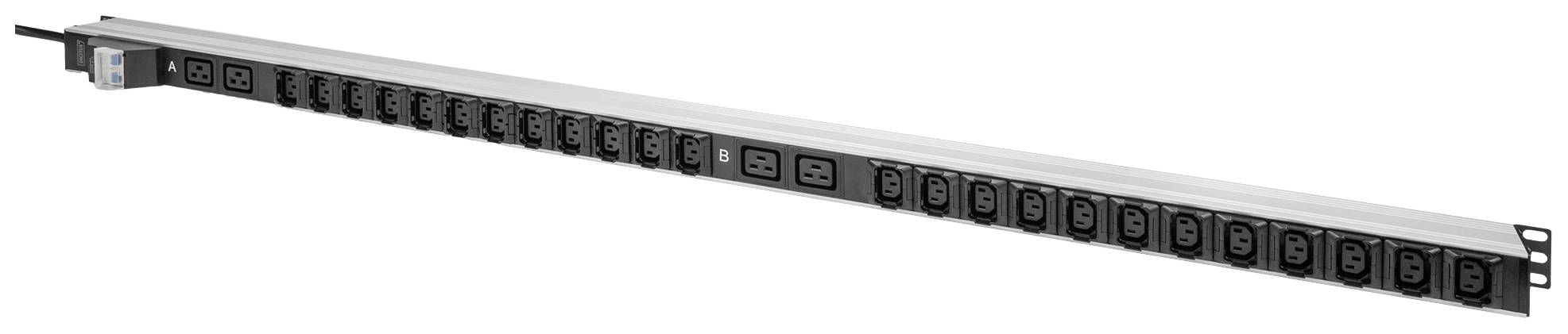 Strømfordelerpanel med flere stikkontakter og kabelstik, velegnet til rackmontage i serverrum.