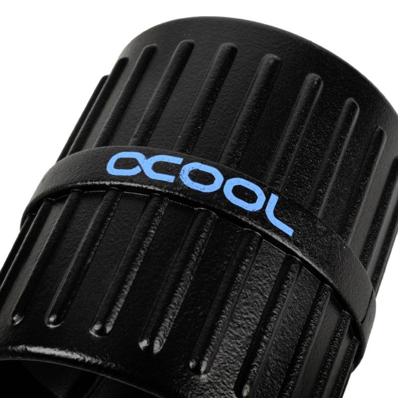 Stor sort cylinder med riflet overflade og blåt logo i midten med teksten 'OOCOOL'.