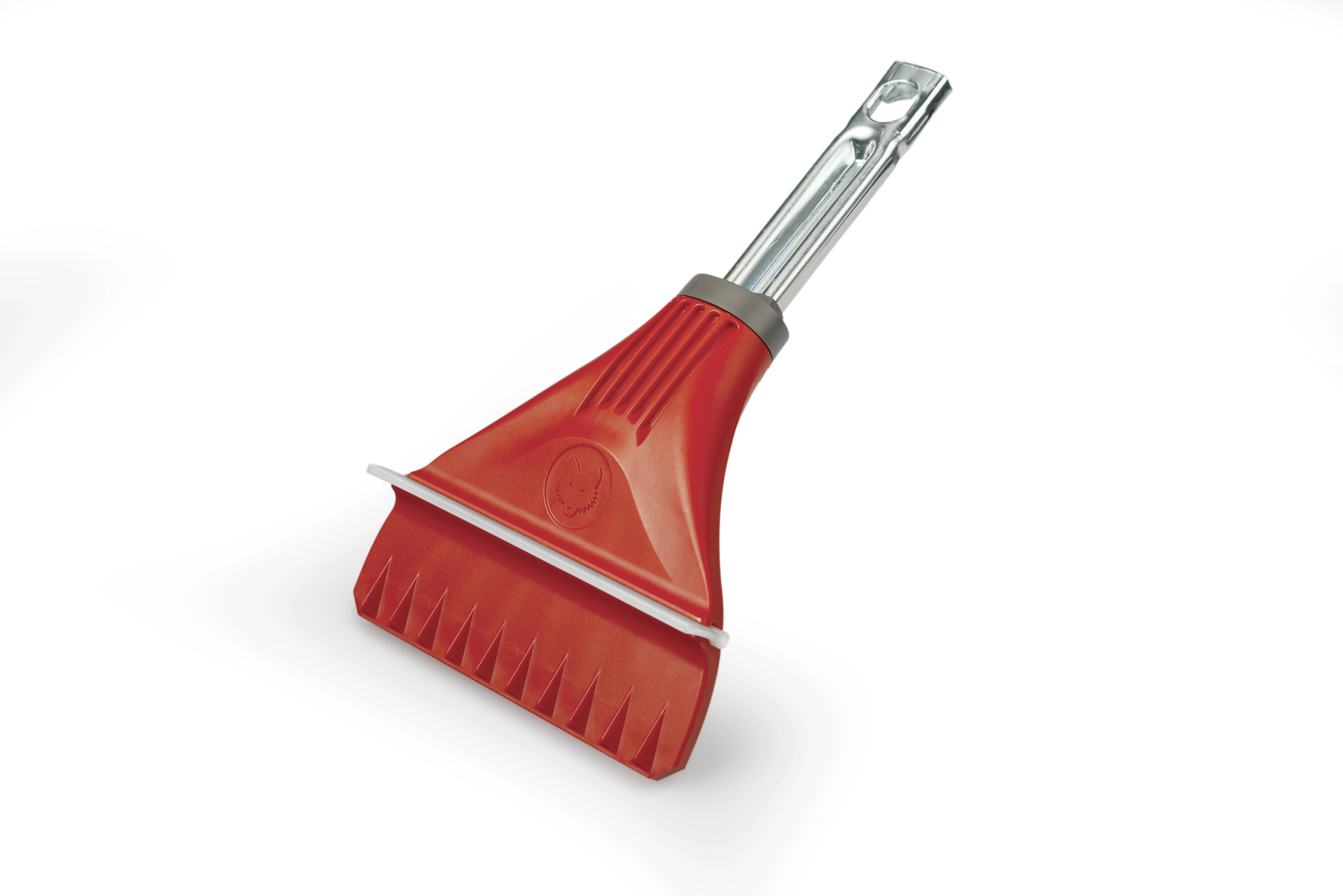 En rød isskraber med riflet kant og et kort metalskaft, egnet til at fjerne is på bilruder.