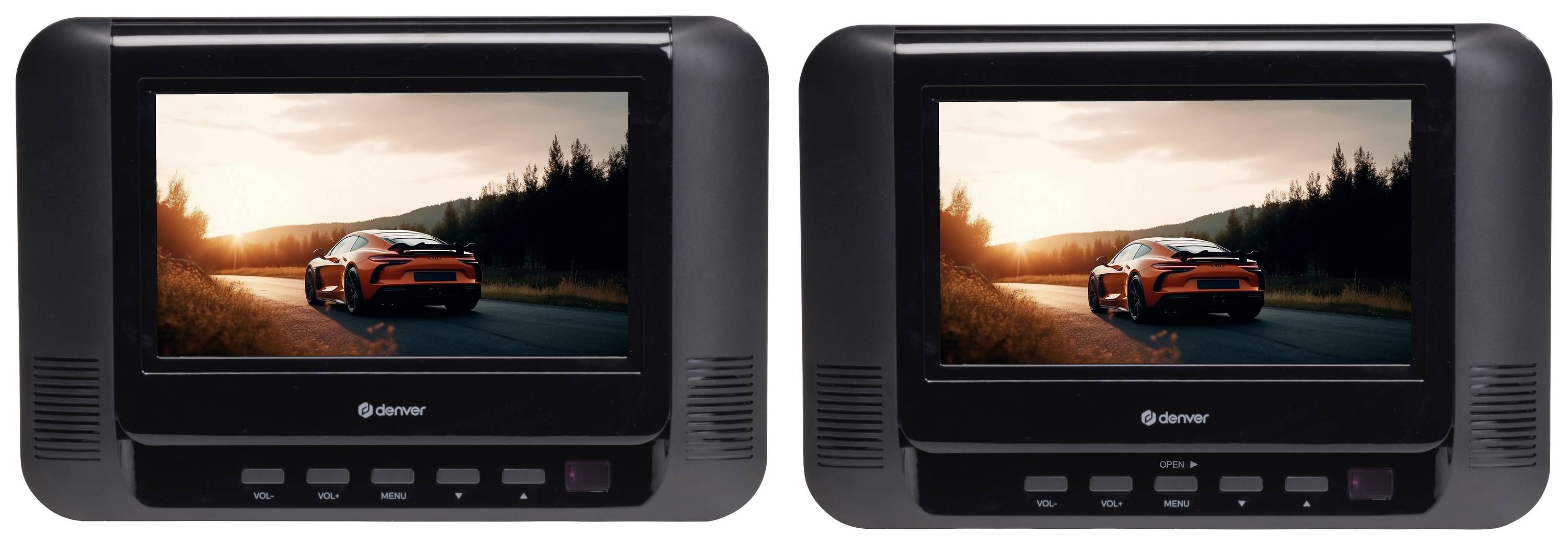 To tragbare DVD-afspillere med skærme viser en bil ved solnedgang på en vej.