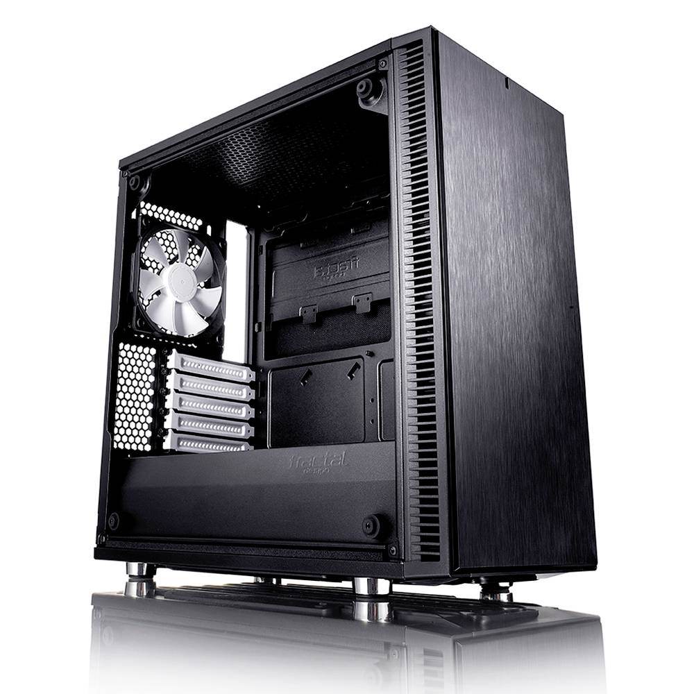 Sort computerkabinet med synligt indre rum, åben sidepanel, monteret ventilator og flere udvidelsespladser.