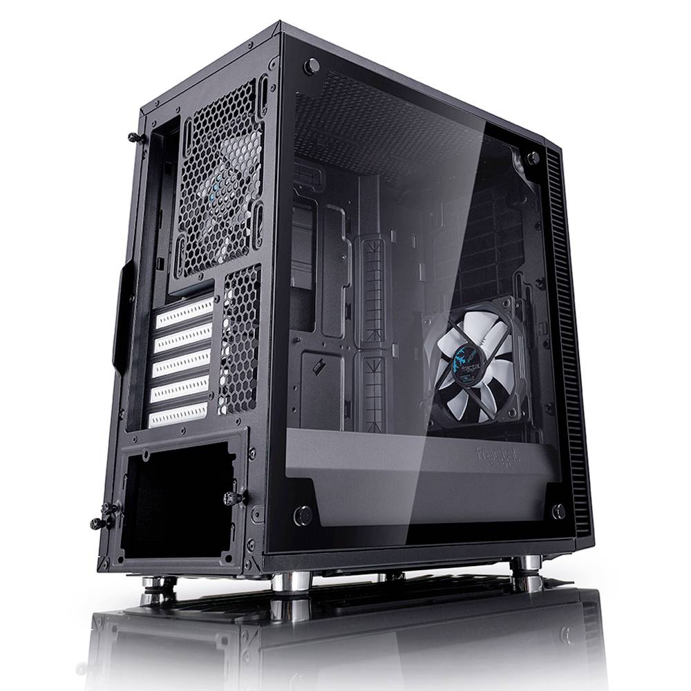 Et sort computeretui med et gennemsigtigt sidepanel. Indvendigt er en ventilator og flere monteringsplads til komponenter synlige.