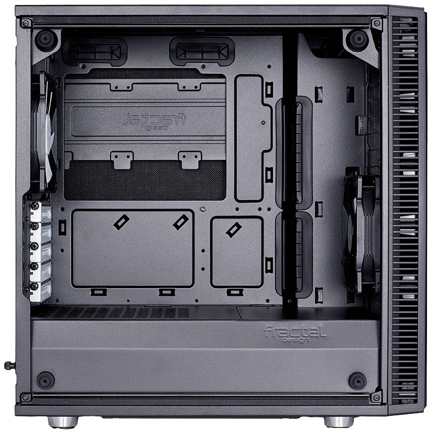 Et tomt PC-kabinet med åben sidecover, som viser den interne struktur og monteringspladser til komponenter som blæsere og drev.