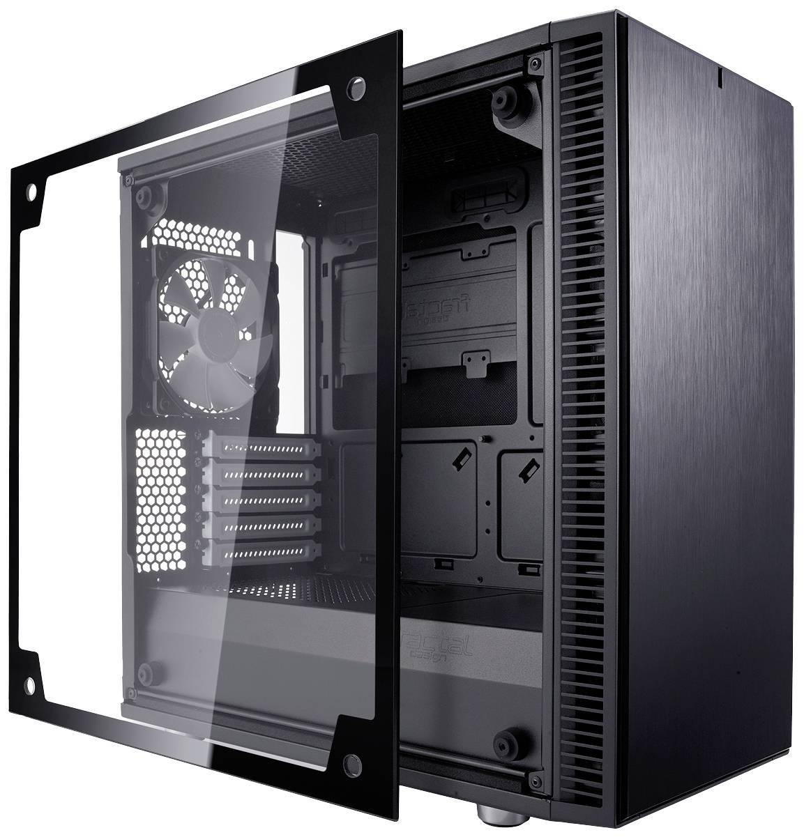 Et åbent computerkabinet med en transparent sideflap viser plads til hardwarekomponenter og en ventilator ved bagvæggen.