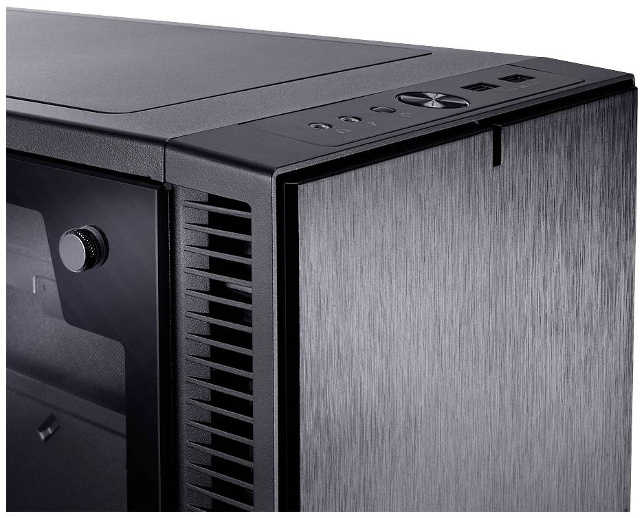 Forsiden af en computerkabinet med metaloverflade, ventilationsåbninger og betjeningselementer, herunder en netafbryder.