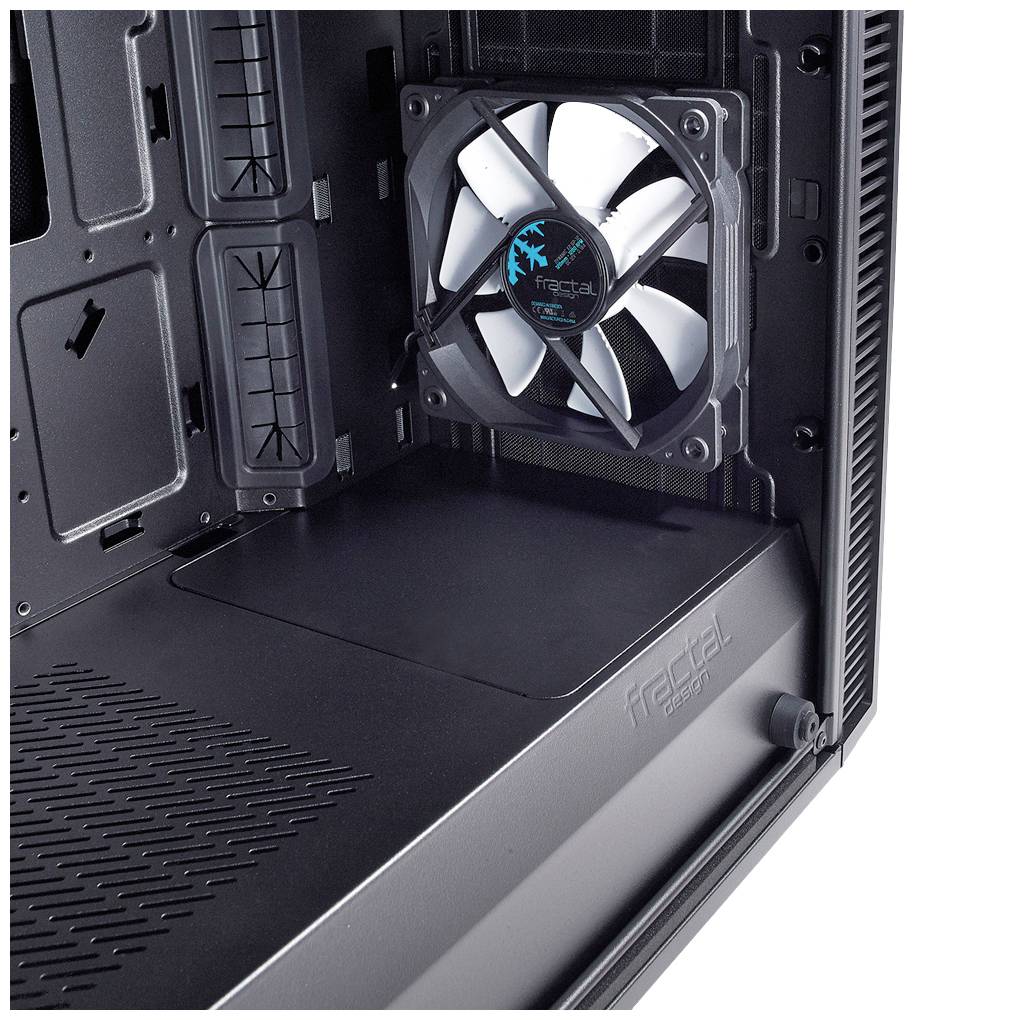 Indvendig vue af et computerkabinet med en installeret ventilator på bagsiden. Ventilatoren er sort med blå detaljer.