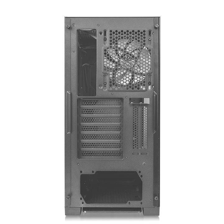 Et computerkabinet set fra bagsiden med åbne ventilationsgitre, udvidelsespladser og plads til strømforsyning, uden tilsluttede komponenter.