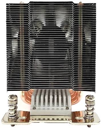 En CPU-køler med kobber-heatpipes og aluminiumlameller. Stående vinkel viser kompliceret kølestruktur, vigtig for varmeafledning.