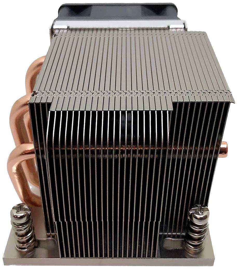 En stor CPU-køler med tætte metallameller og kobber-heatpipes til effektiv varmeafledning.