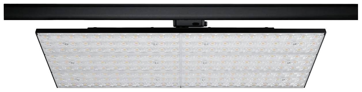 LED-loftlampe med rektangulær design, monteret på en sort skinne, lyser jævnt. Hovedegenskaber: Effektivitet, moderne udseende.
