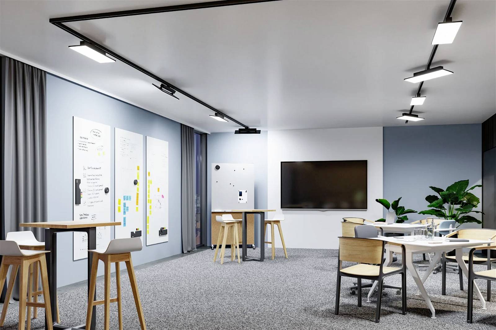 Et moderne konferencelokale med borde, stole, whiteboards og en stor fladskærm. Planter står i hjørnet, og varmt lys oplyser rummet.