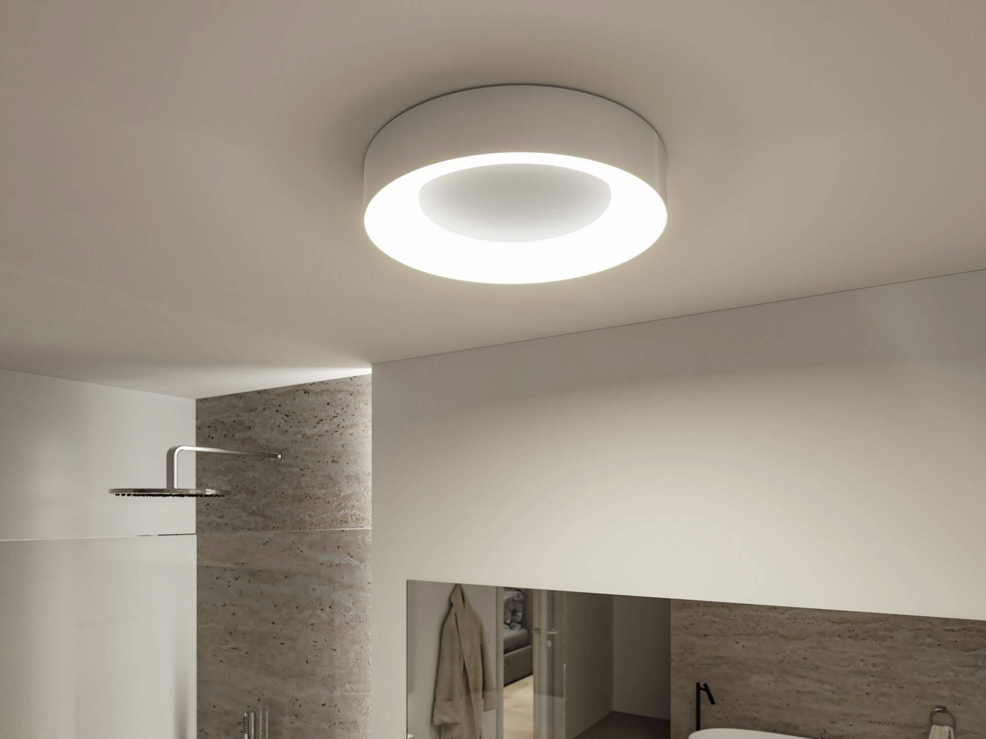 Runde loftslamper i et moderne badeværelse med klart lys, der oplyser de beige vægge og bruseren.