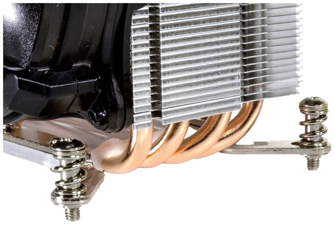Nærbillede af en CPU-køler med kobber-heatpipes og aluminium-køleribber.