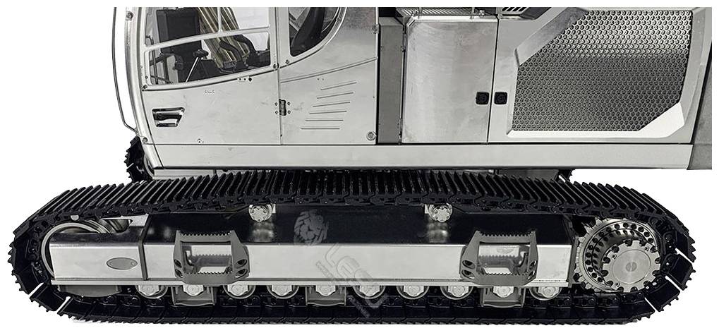 Et sølvfarvet modelkøretøj på bælter, detaljeret med synlige mekaniske strukturer og døre, foran en hvid baggrund.