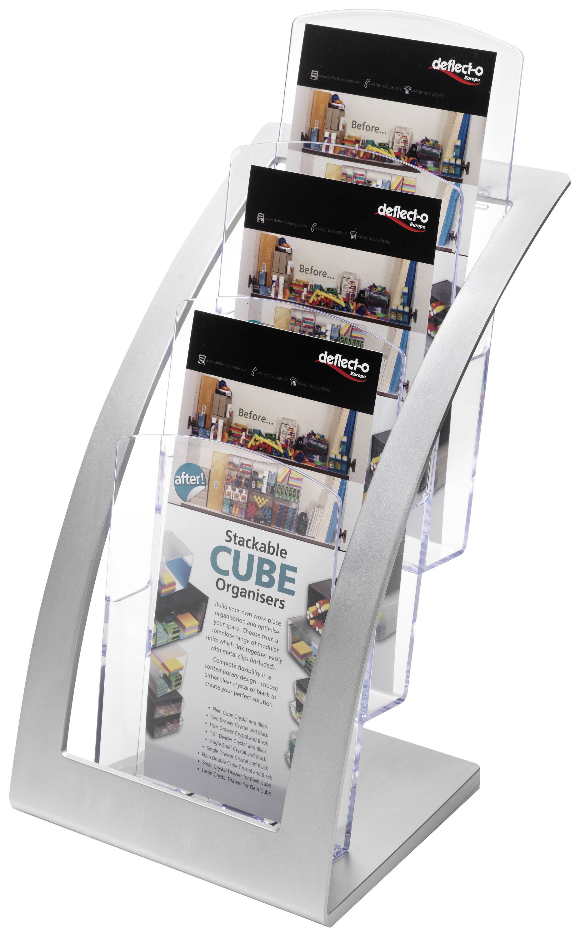 En gennemsigtig holder med flere rum, der indeholder reklamefoldere for 'Cube Organisers'. Pjecerne viser organiserede hylder.