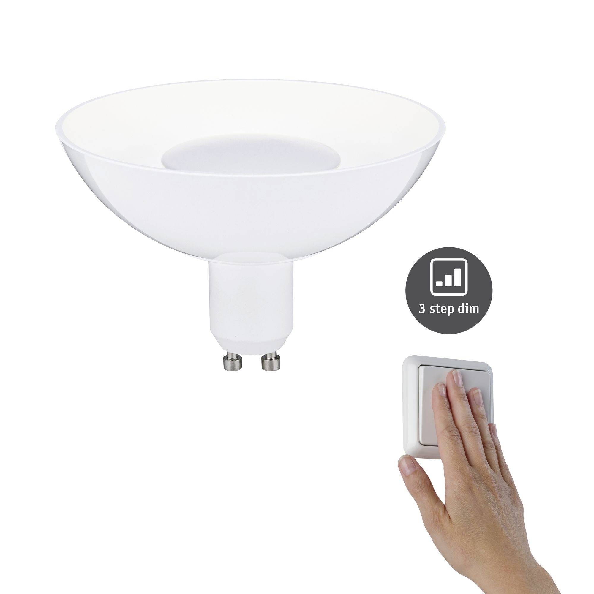 En hvid LED-lampe med påskriften '3-step dim'. En hånd tænder lyset ved en vægdimmer.