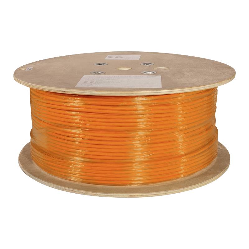 Orange kabel på en trærulle, klar til brug i elinstallationer.