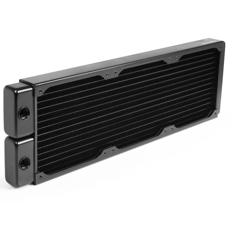 Sort, rektangulær radiator med flere tynde vandrette lameller til varmeafgivelse, som bruges i køle- eller opvarmningssystemer.