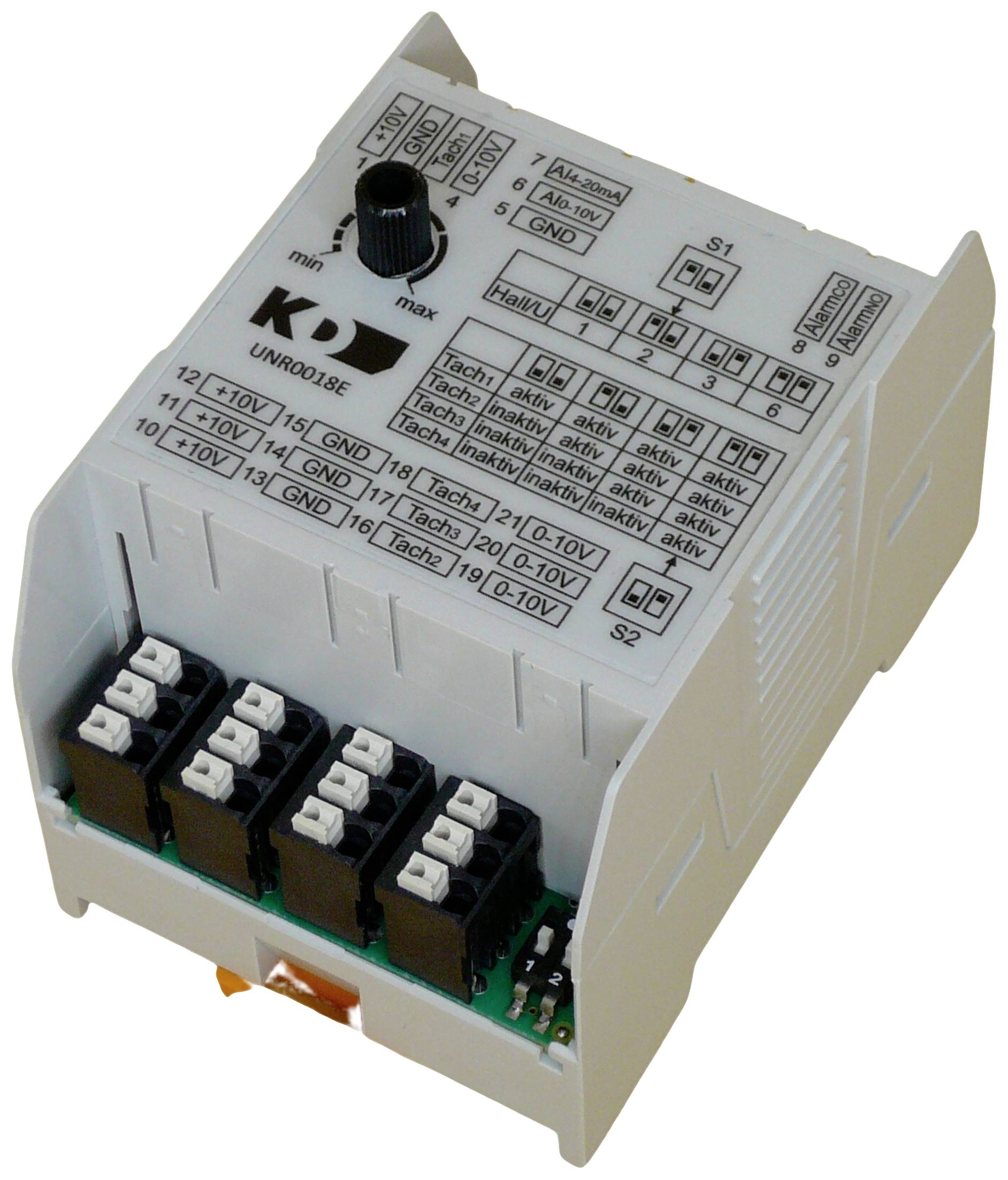 Industrielt styringsapparat med flere sorte klemmer og et hvidt hus, bruges til styring af elektriske systemer, viser komplekse kredsløbsdiagrammer på oversiden.