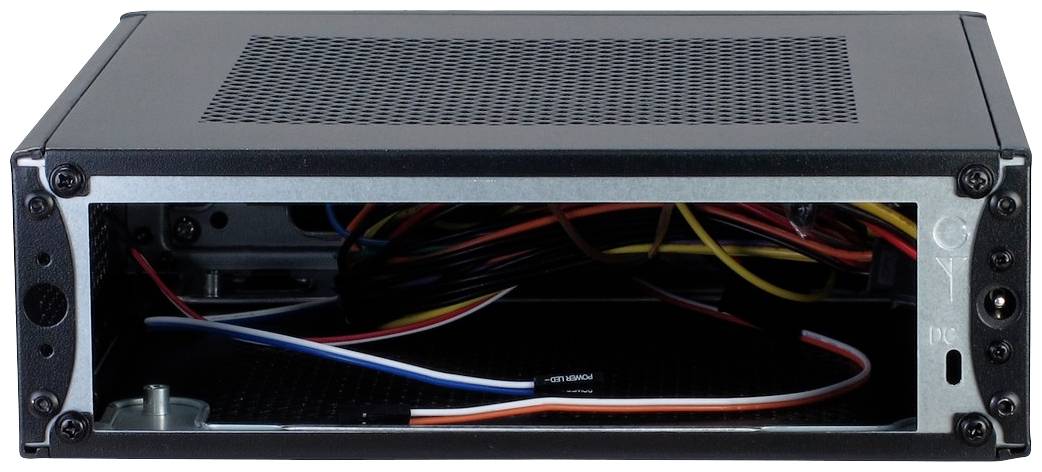 Et tomt computerkabinet med åbne stik og synlige kabler. Perfekt til samling af en personlig computer.