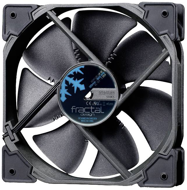 En sort computerkøleventilator med fem blade, et centralt etiket med logo og fire skruepunkter i hjørnerne.
