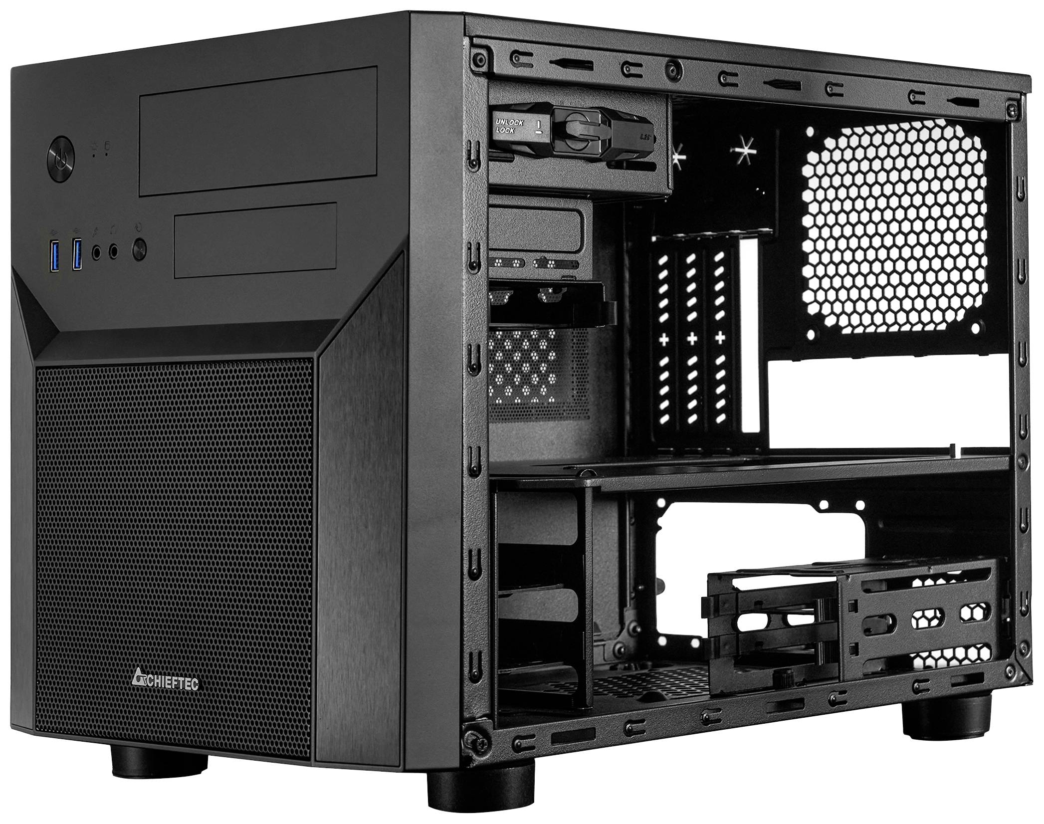 Et åbent sort PC-kabinet med flere indstik og ventilationsgitre, klar til installation af computerkomponenter.