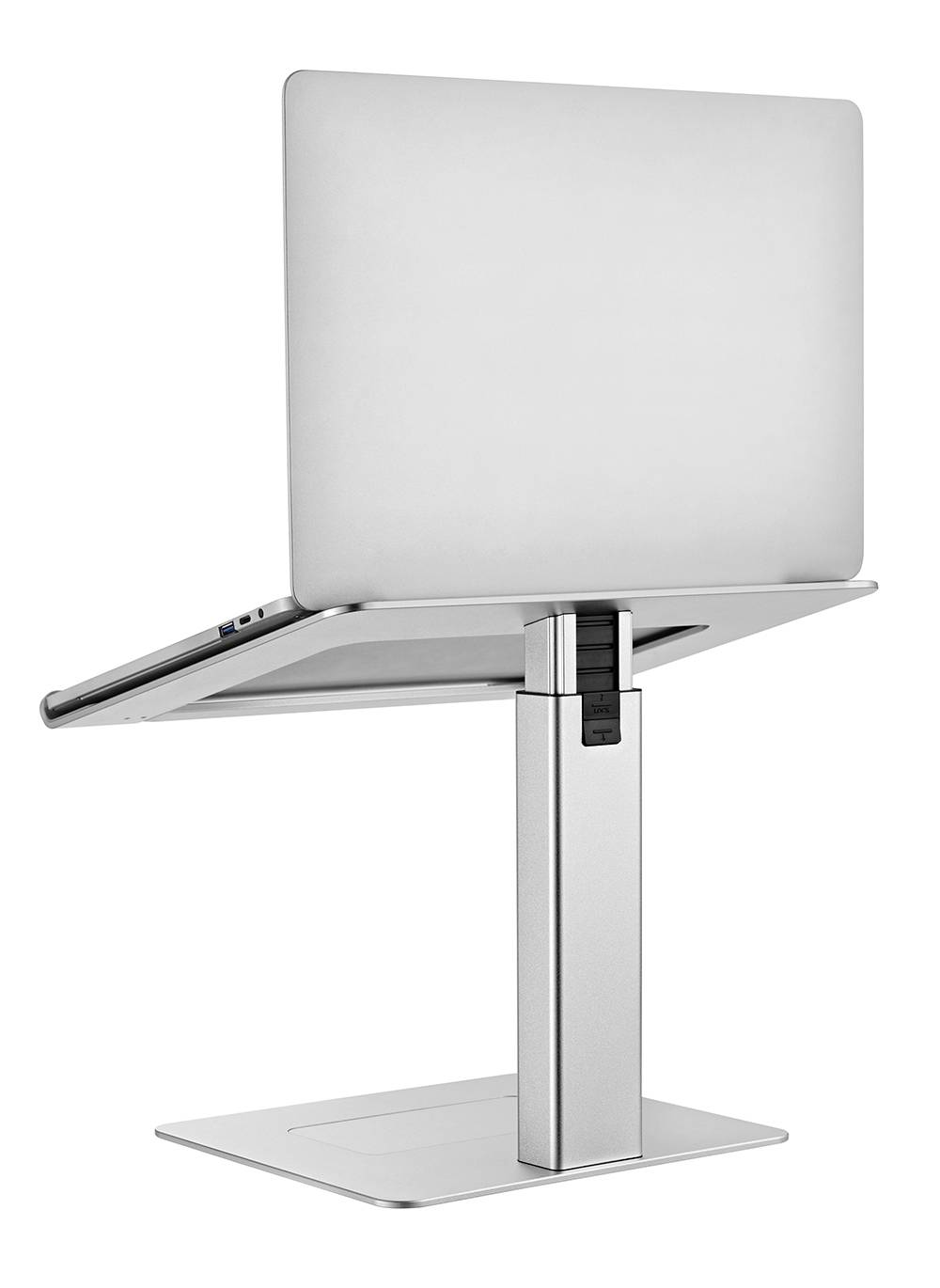 En bærbar computer står på en justerbar, sølvfarvet holder, som løfter skærmen til øjenhøjde. Ideel til ergonomisk arbejde.