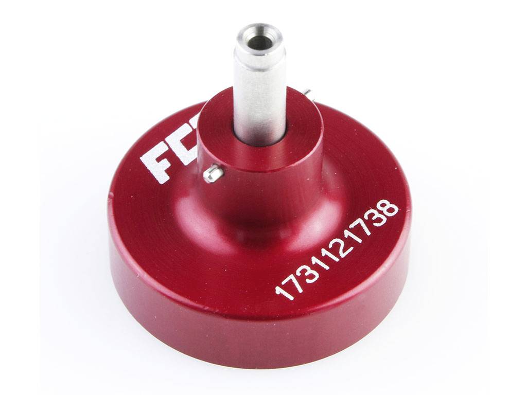 Rød metaloverdel med central åbning og gravering 'FCP 173121738'. Egnet til tekniske anvendelser.