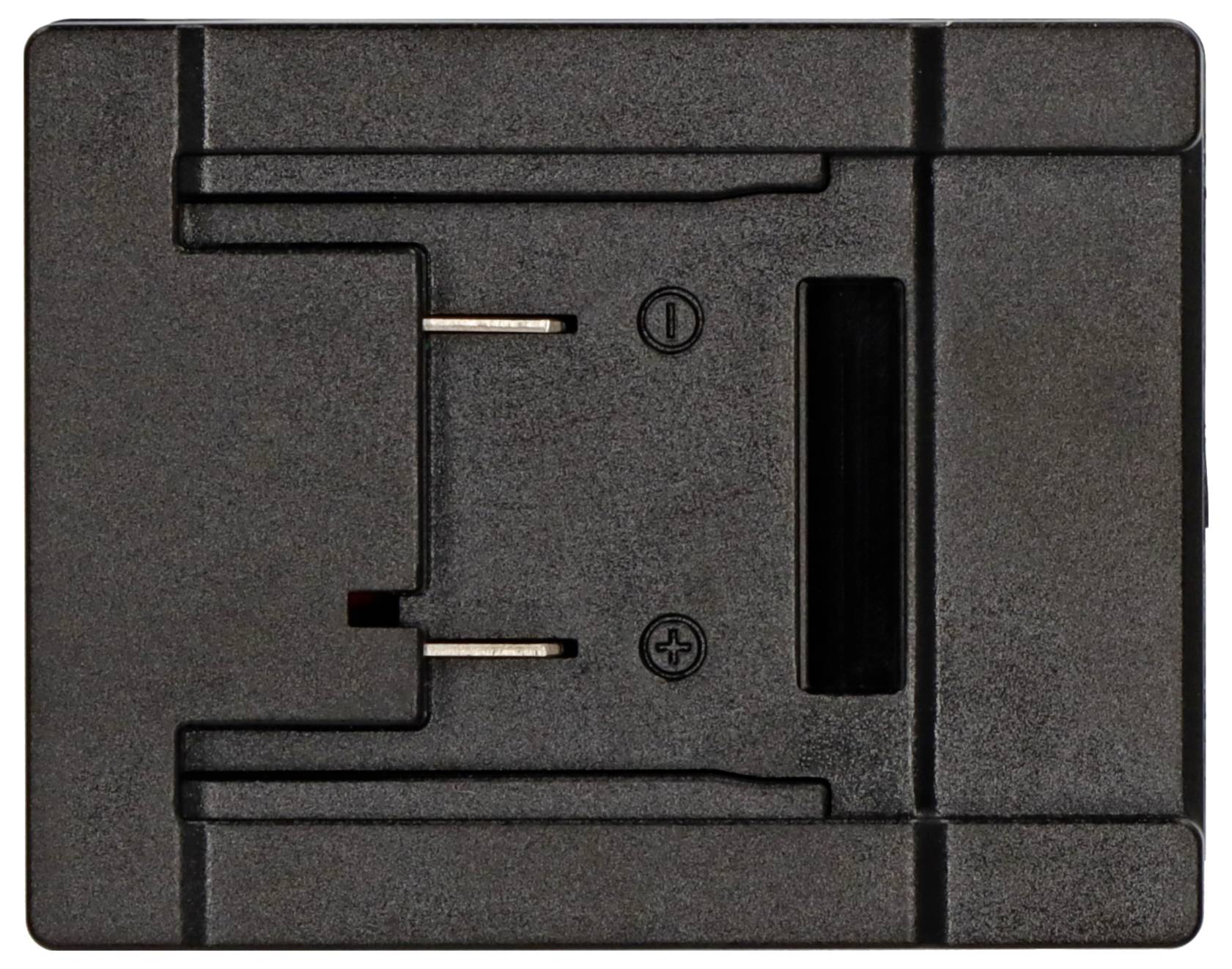 Sort batterilader med to metalkontaktstifter, polaritetssymboler og en sidespringe til indsættelse af et genopladeligt batteri.