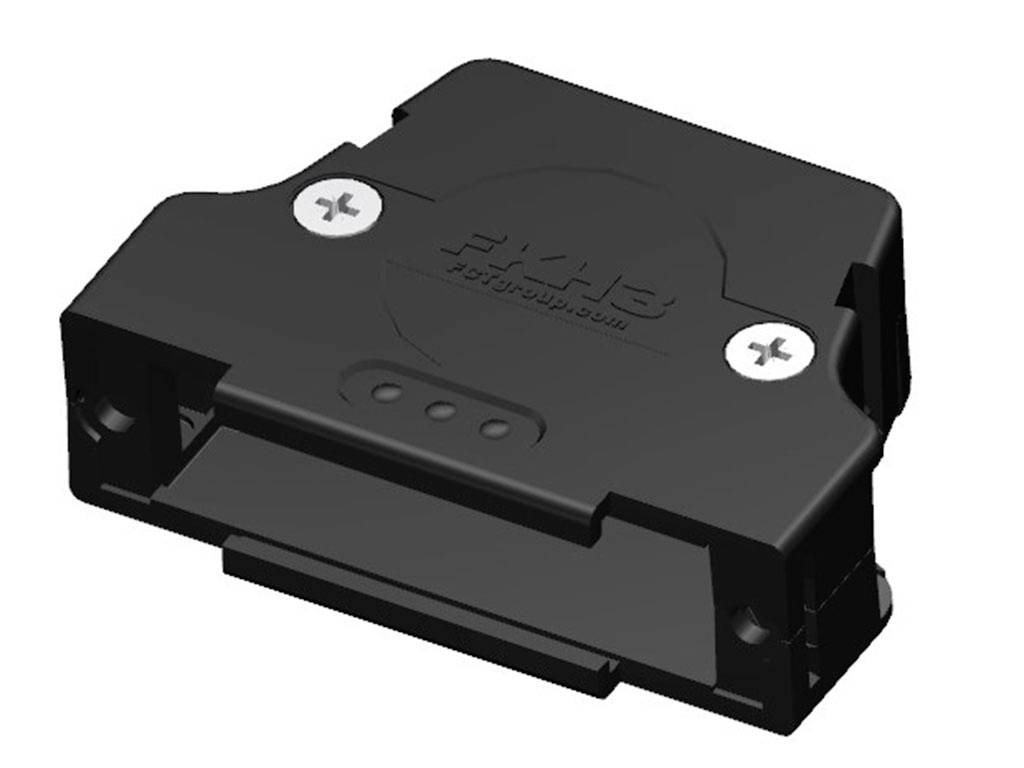Sort plastikkasse med to sølvfarvede skruer i hjørnerne. Forsiden er åben, sandsynligvis beregnet til elektronikkomponenter.