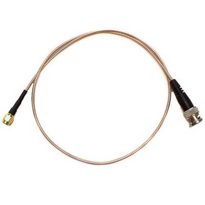 Coaxialkabel med en BNC-stik på højre side og en SMA-stik på venstre side, vist på hvid baggrund.