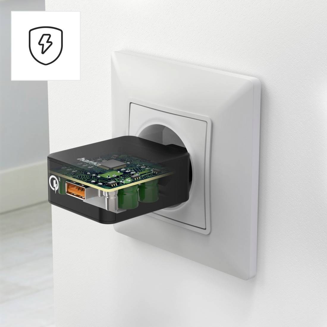 En oplader med et gennemsigtigt hus sidder i en stikkontakt. Den viser grønne batterier og lysende ikoner på overfladen.
