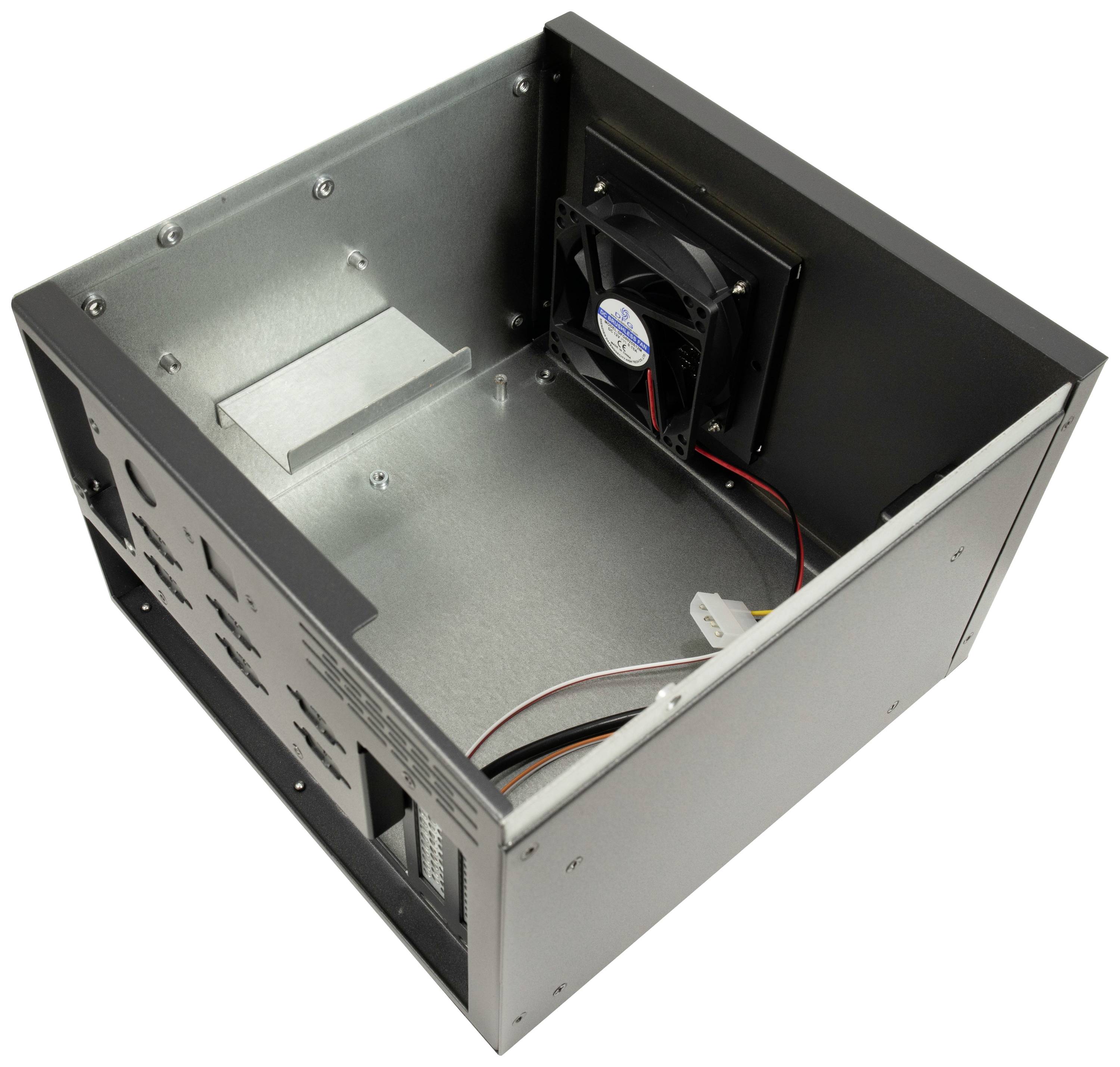 Metalkabinet med installeret ventilator viser en fritstående hardwarestruktur til køling af elektroniske komponenter.