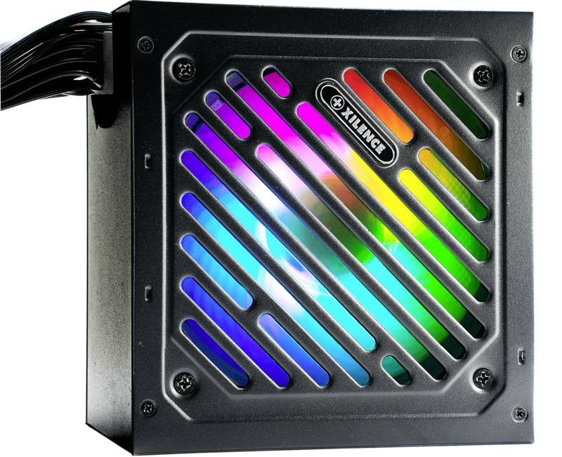 Computeren strømforsyning med RGB-belysning; ventilator synlig bag gitter. Sort kabinet, strømkabel på venstre side.