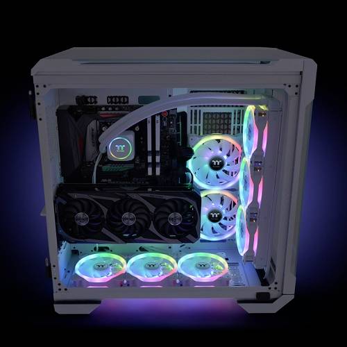 En åben PC-kabinet viser RGB-oplyste blæsere og et grafikkort. Belysningen skifter mellem flere farver.