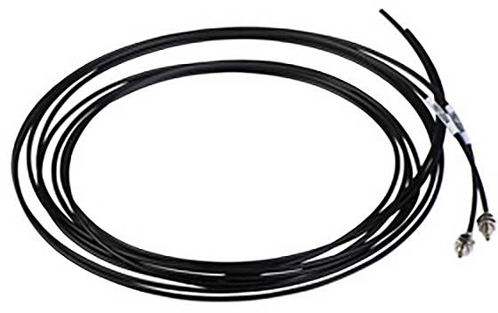 Et langt, sort kabel med to afisolerede ender og metalforbindelser, oprullet i en cirkel, ligger på en neutral baggrund.