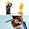 Et barn leger med en LEGO-helikopter, mens der ved siden af ses en LEGO-brandmandsfigur med kikkert og en flamme.