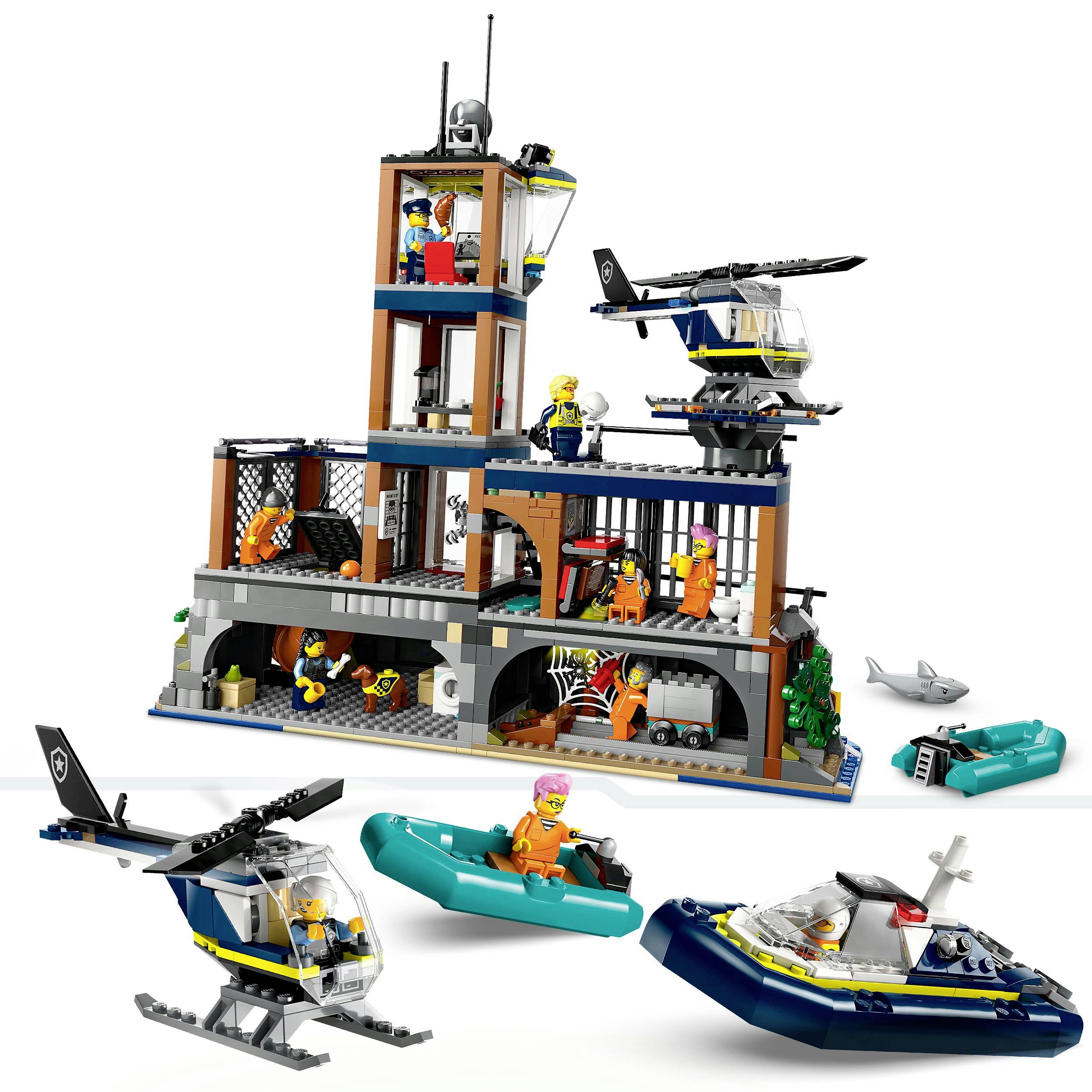 LEGO-byggesæt med fængsel og polititema, inklusive helikopter, både og minifigurer, der illustrerer et scenarie med politibetjente og indsatte.