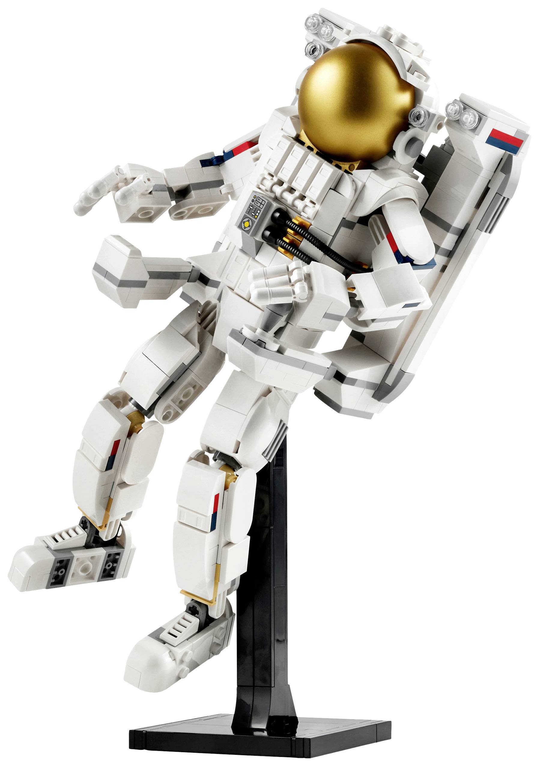 En Lego-astronaut, svævende i rumdragt, med gyldent visir. Han er detaljeret udformet og monteret på en sort sokkel.